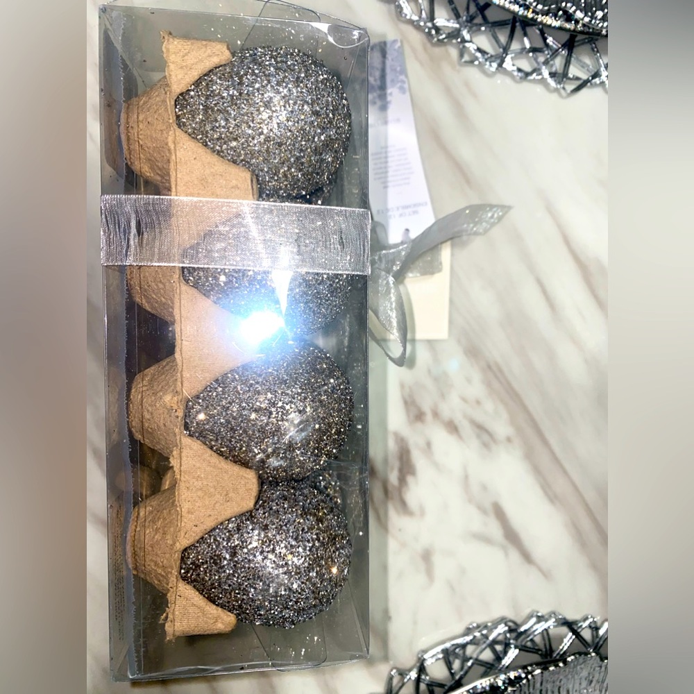 Silver 12 Easter eggs decor